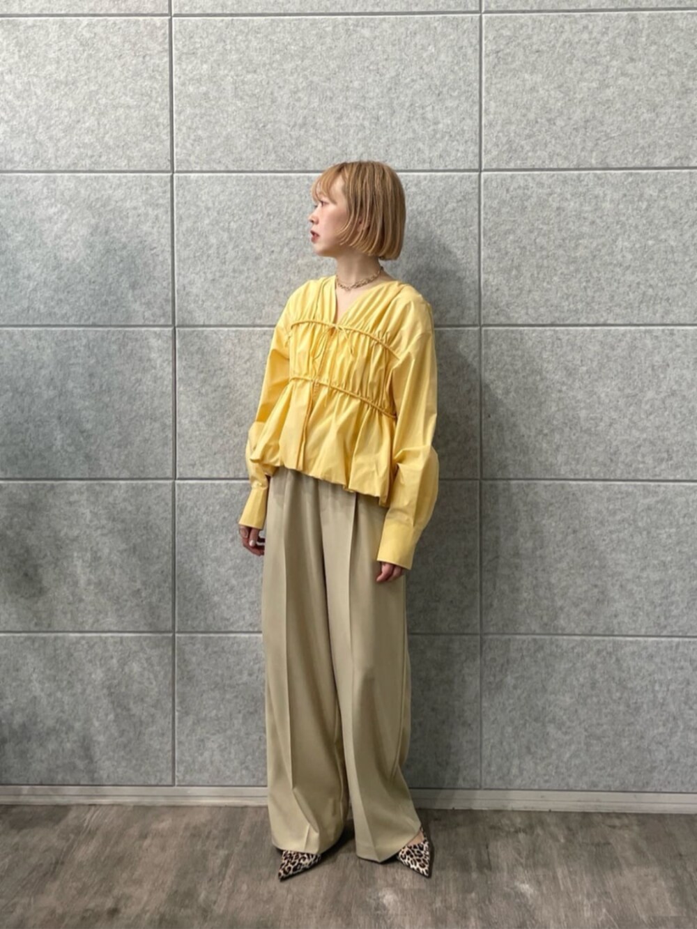 イエロー系のシャツ/ブラウス、ベージュ系のその他パンツを着用したレディースの冬コーディネートの3枚目の写真