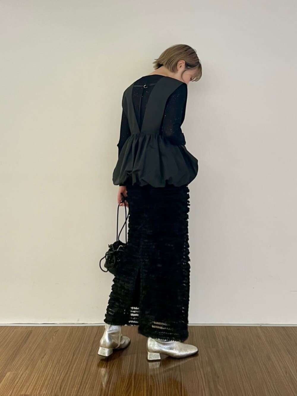 ブラック系のショルダーバッグ、ブラック系のシャツ/ブラウス、ブラック系のスカートを着用したレディースの秋コーディネートの2枚目の写真