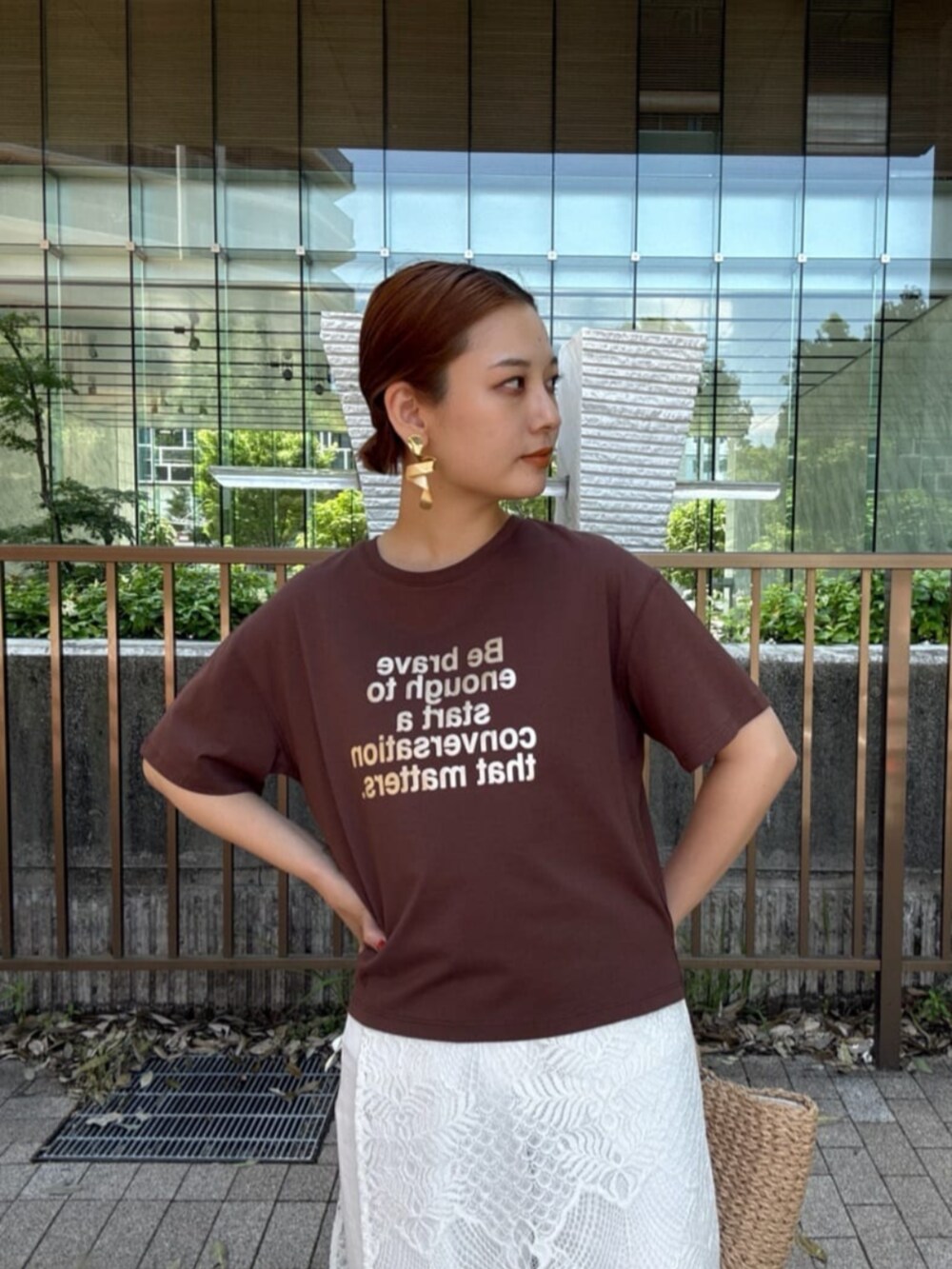 ホワイト系のデニムパンツ、ホワイト系のその他パンツ、ブラウン系のTシャツ/カットソーを着用したレディースの夏コーディネートの4枚目の写真