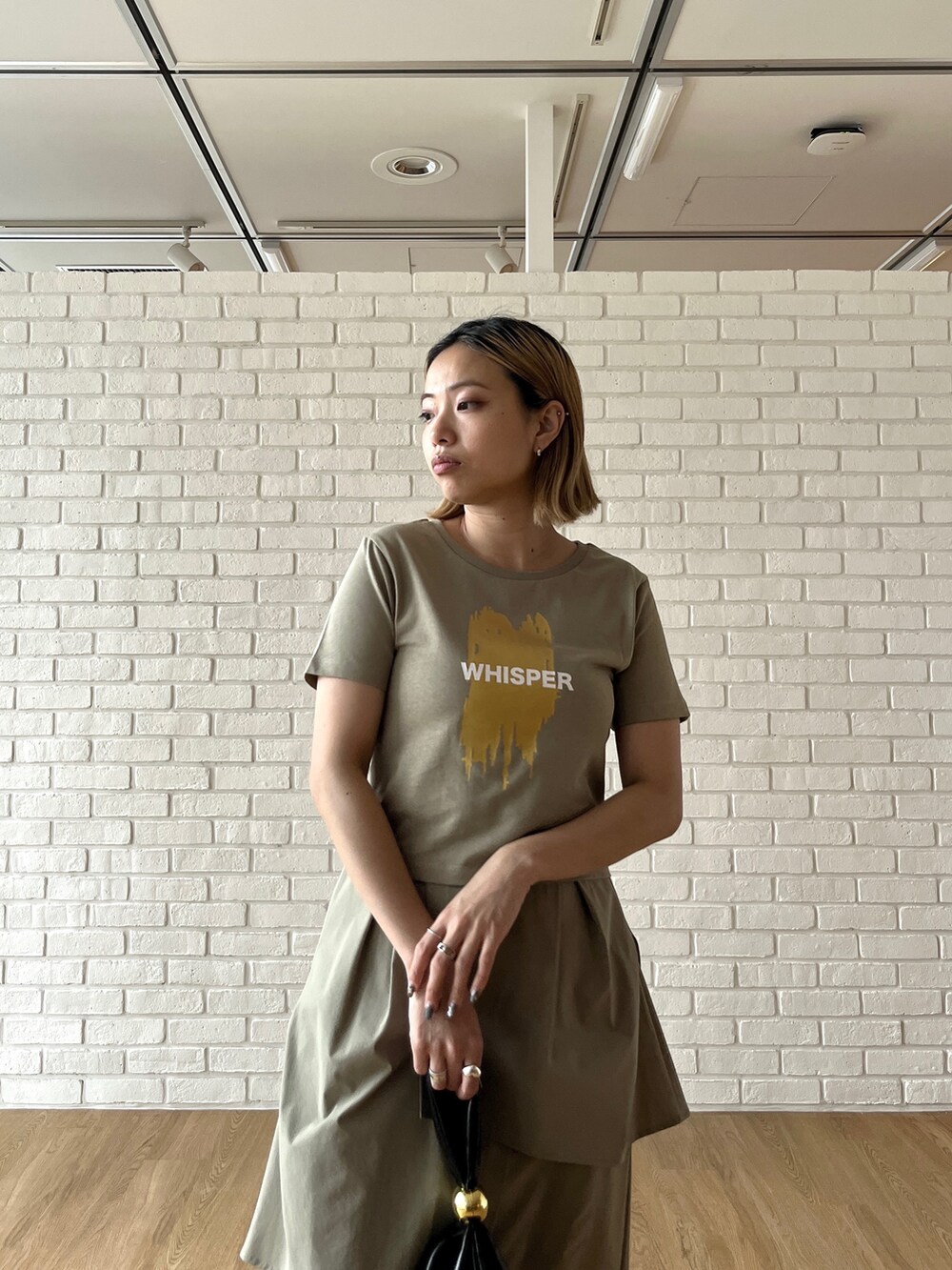 グリーン系のTシャツ/カットソー、グリーン系のスカートを着用したレディースの夏コーディネートの5枚目の写真