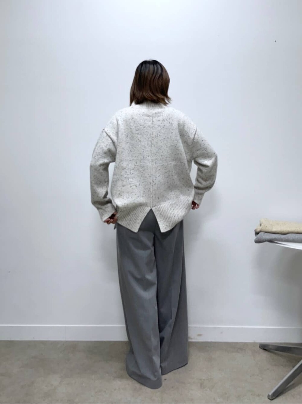 ホワイト系のニット/セーター、グレー系のその他パンツを着用したレディースの冬コーディネートの3枚目の写真