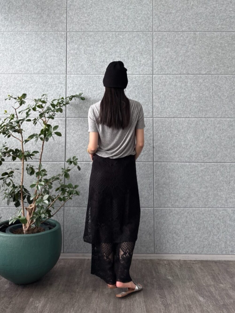 ブラック系のその他パンツ、グレー系のTシャツ/カットソーを着用したレディースの夏コーディネートの2枚目の写真