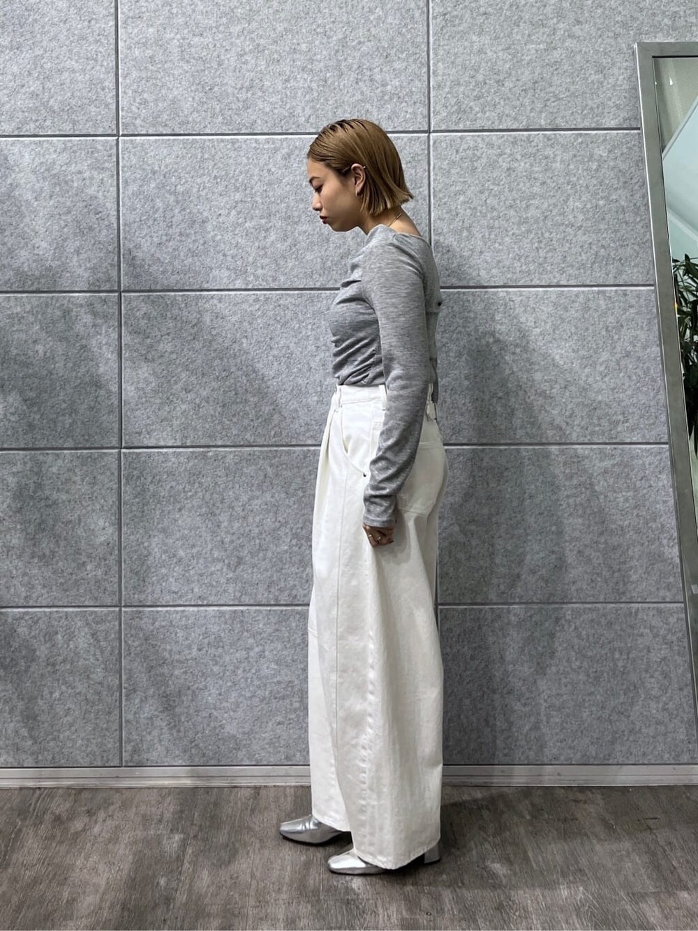 グレー系のTシャツ/カットソー、ホワイト系のデニムパンツを着用したレディースの冬コーディネートの3枚目の写真