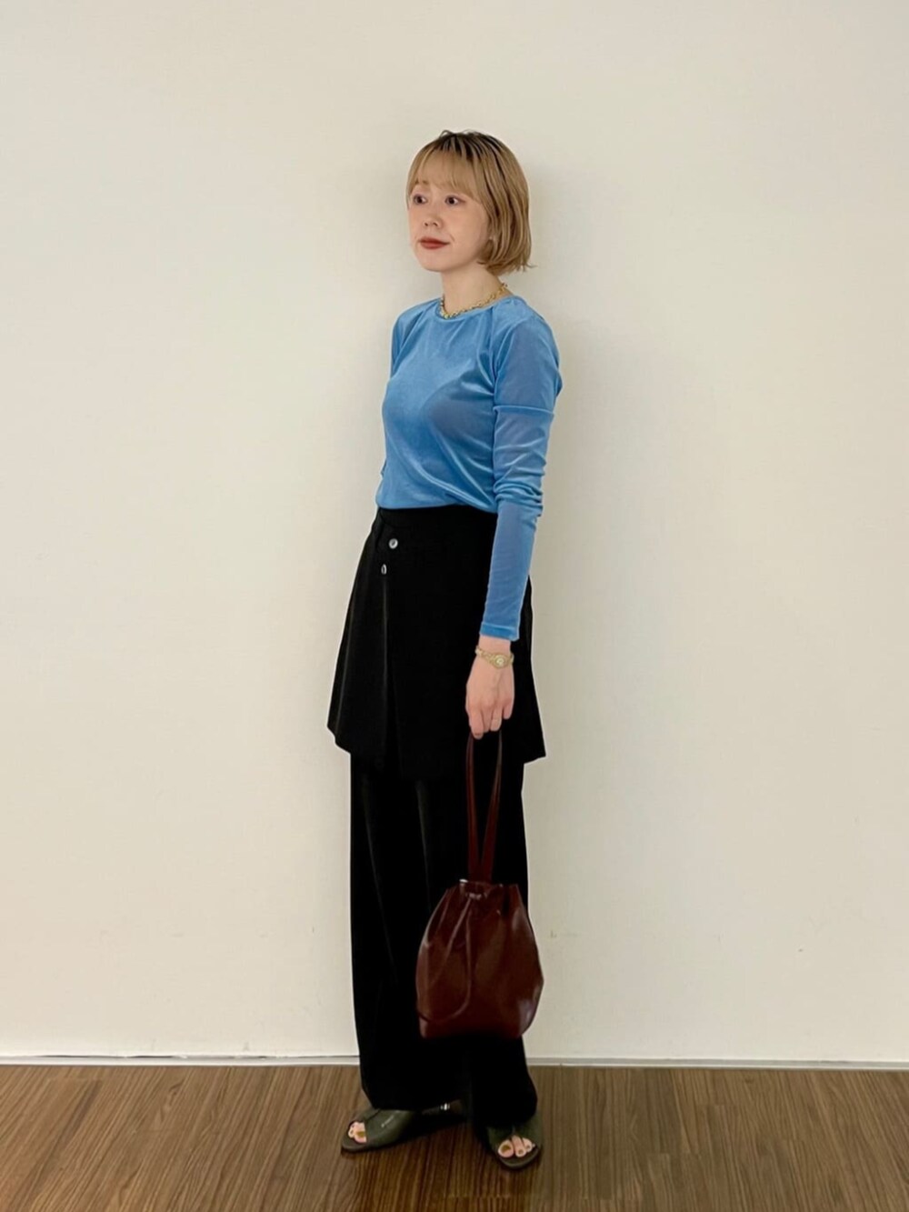 ブラック系のその他パンツ、グリーン系のサンダル、ブルー系のTシャツ/カットソーを着用したレディースの秋コーディネートの2枚目の写真