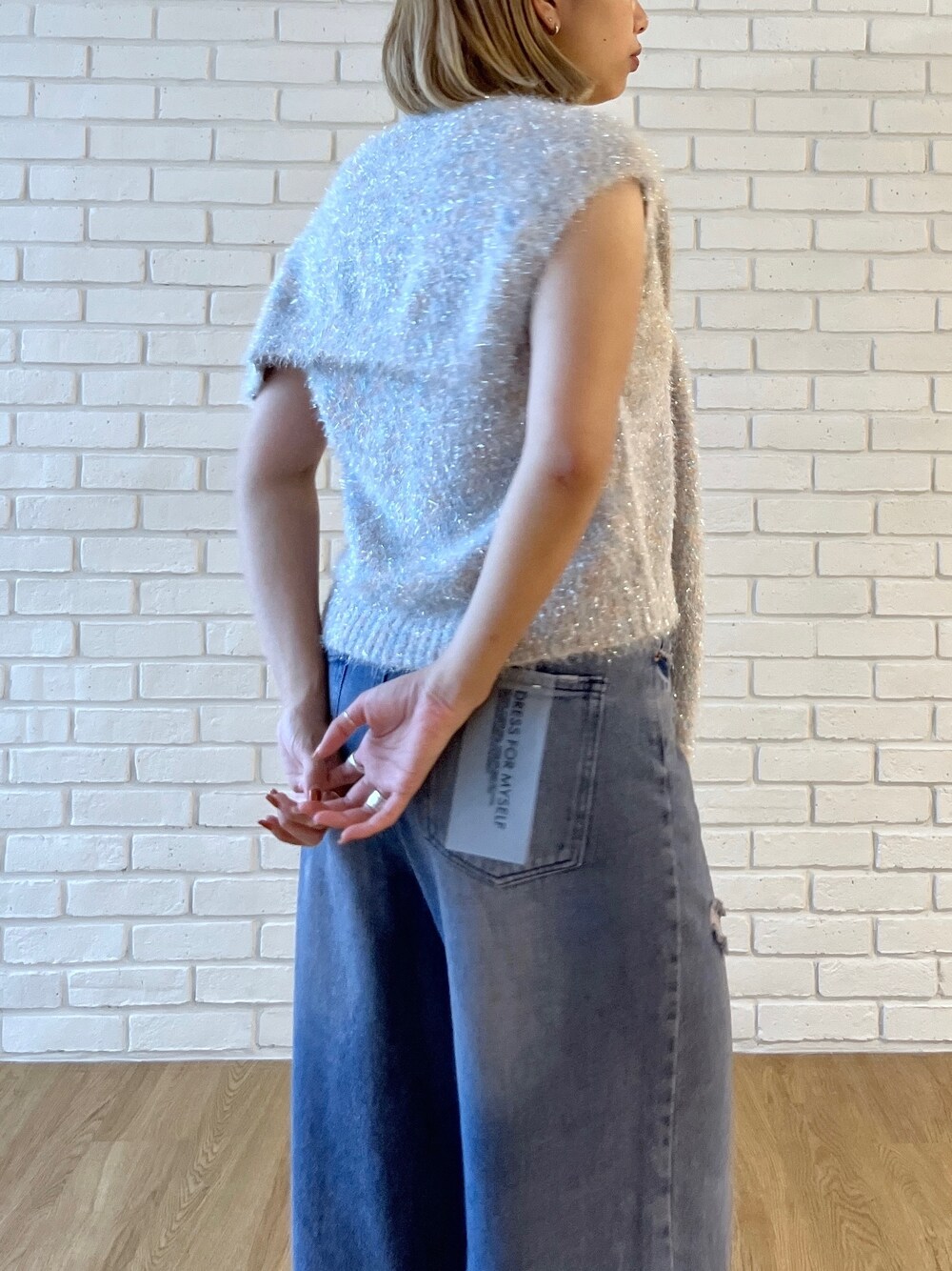 グレー系のニット/セーター、ブルー系のデニムパンツを着用したレディースの夏コーディネートの6枚目の写真