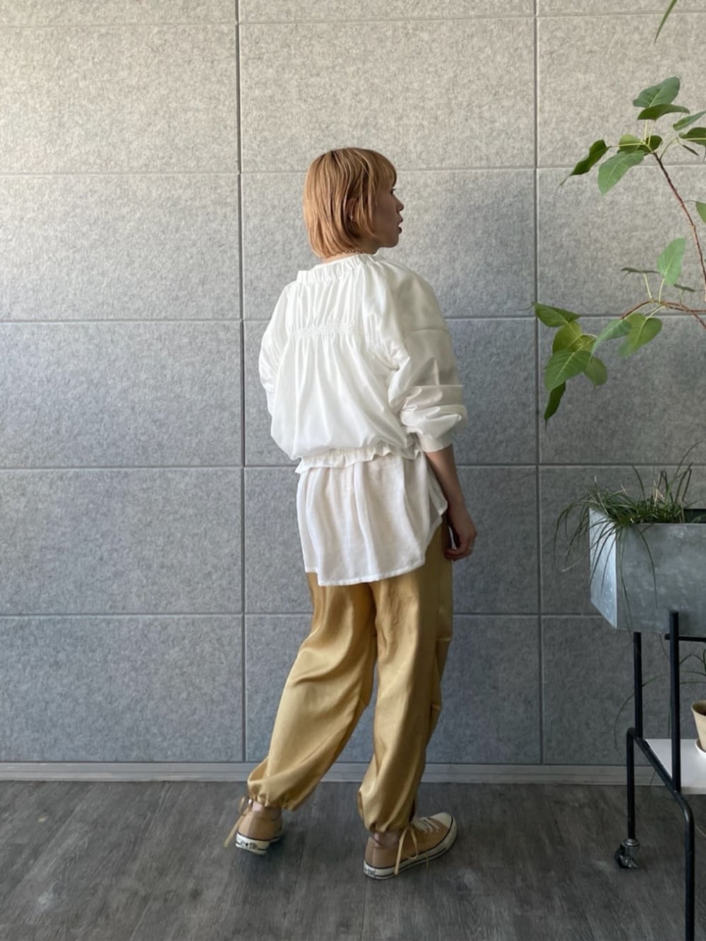 ホワイト系のブルゾン、ベージュ系のその他パンツ、ホワイト系のTシャツ/カットソーを着用したレディースの春コーディネートの3枚目の写真