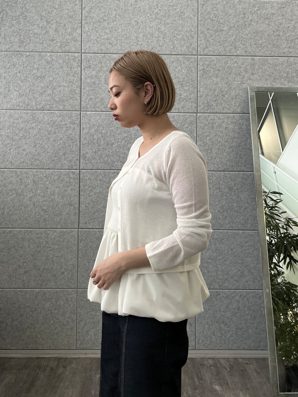 ブルー系のデニムパンツ、ホワイト系のアンサンブルを着用したレディースの春コーディネートの8枚目の写真