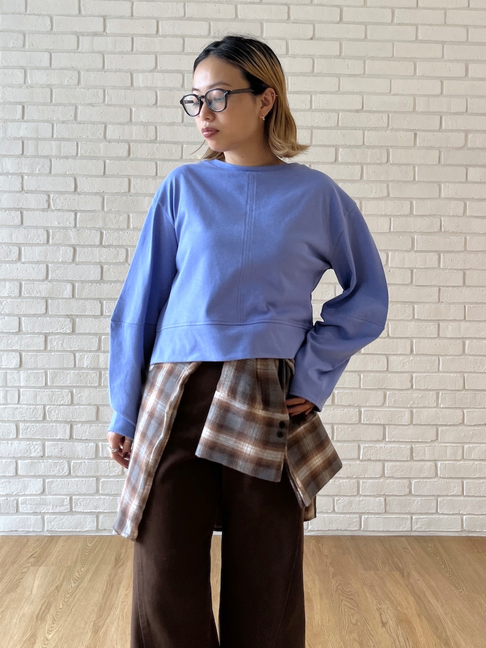 ブルー系のTシャツ/カットソー、ブラウン系のシャツ/ブラウスを着用したレディースの秋コーディネートの5枚目の写真