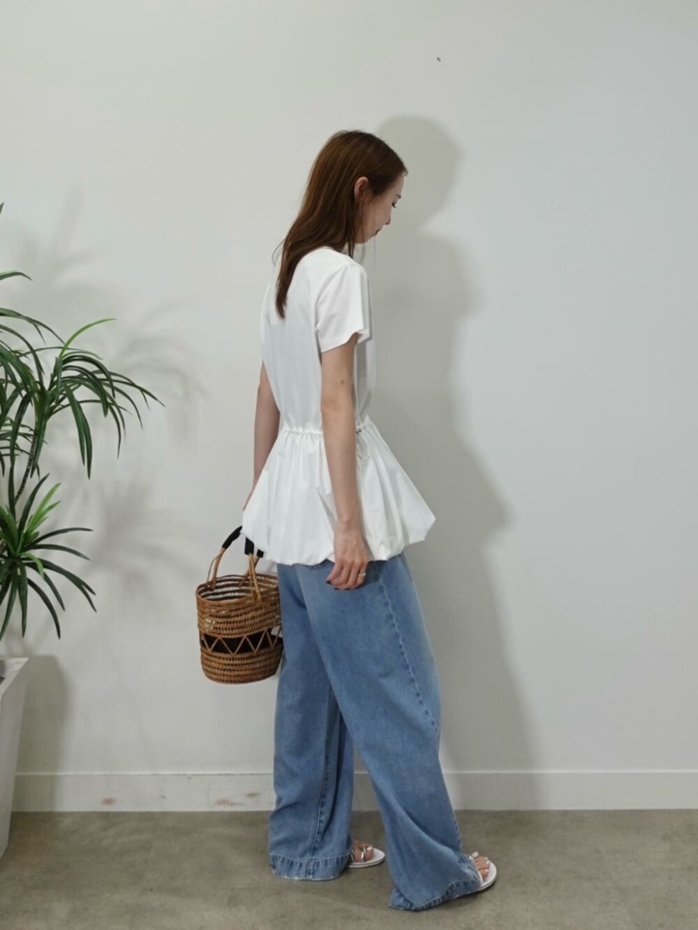 ブルー系のデニムパンツ、ホワイト系のTシャツ/カットソーを着用したレディースの夏コーディネートの4枚目の写真