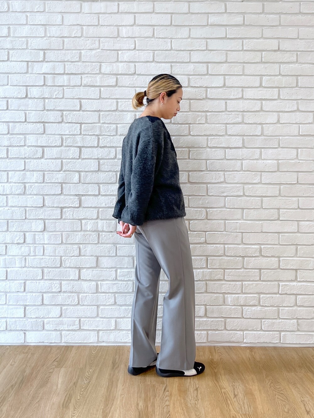 グレー系のニット/セーター、グレー系のその他パンツを着用したレディースの夏コーディネートの3枚目の写真