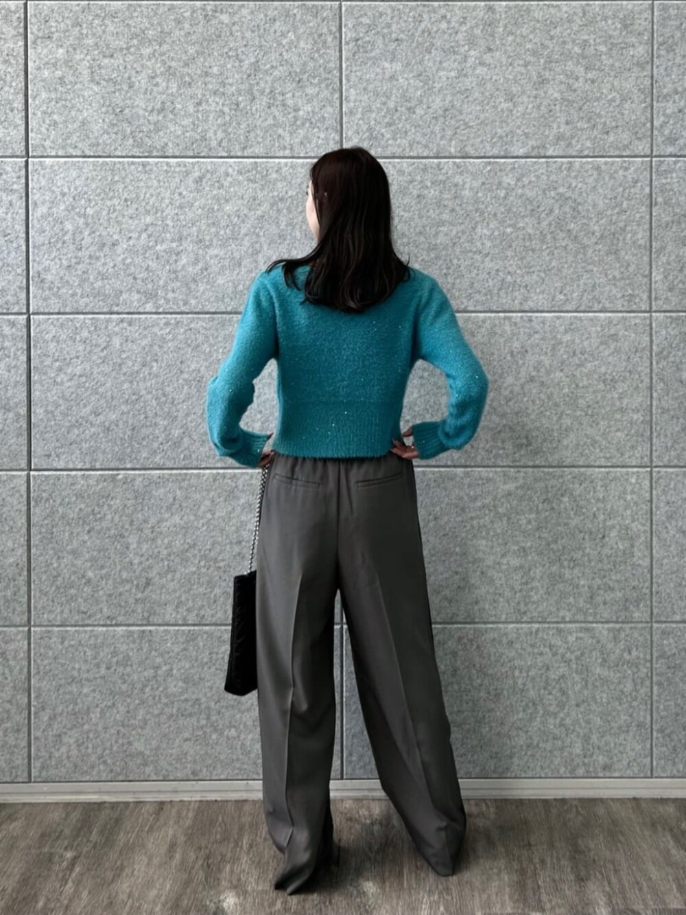 ブラック系のショルダーバッグ、グレー系のその他パンツ、ブルー系のカーディガン/ボレロを着用したレディースの秋コーディネートの3枚目の写真