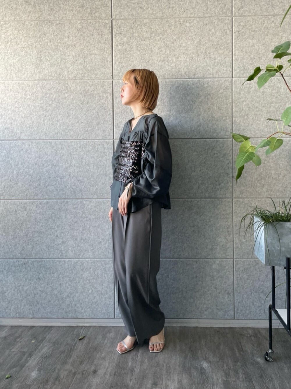 グレー系のその他パンツ、グレー系のシャツ/ブラウス、ブラック系のタンクトップを着用したレディースの春コーディネートの3枚目の写真