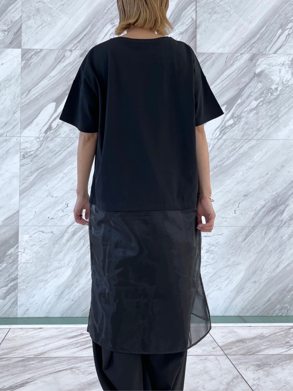 ブラック系のTシャツ/カットソー、ブラック系のその他パンツを着用したレディースの夏コーディネートの7枚目の写真