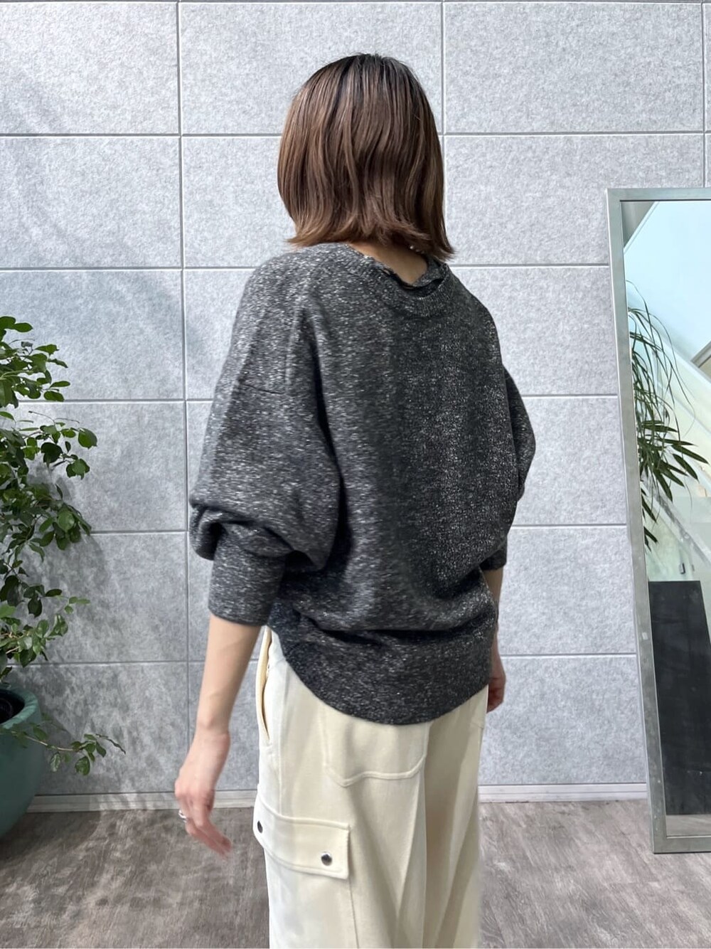 ブラック系のニット/セーター、ホワイト系のその他パンツ、ブラック系のブルゾンを着用したレディースの秋コーディネートの7枚目の写真