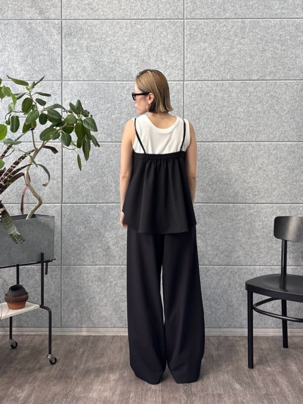 ホワイト系のタンクトップ、ブラック系のタンクトップ、ブラック系のその他パンツを着用したレディースの夏コーディネートの4枚目の写真