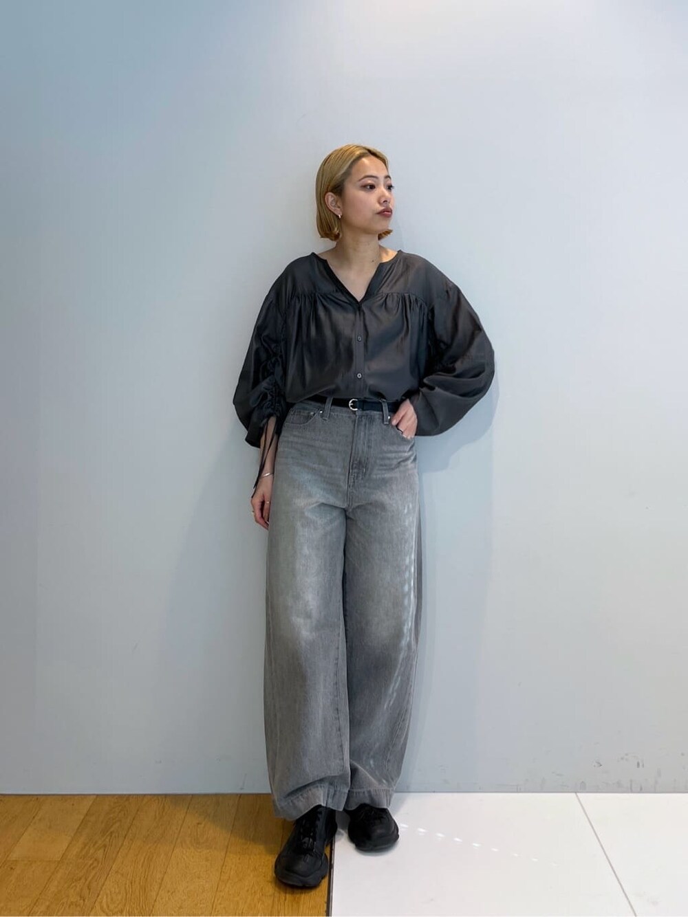 グレー系のシャツ/ブラウス、グレー系のデニムパンツを着用したレディースの冬コーディネートの9枚目の写真