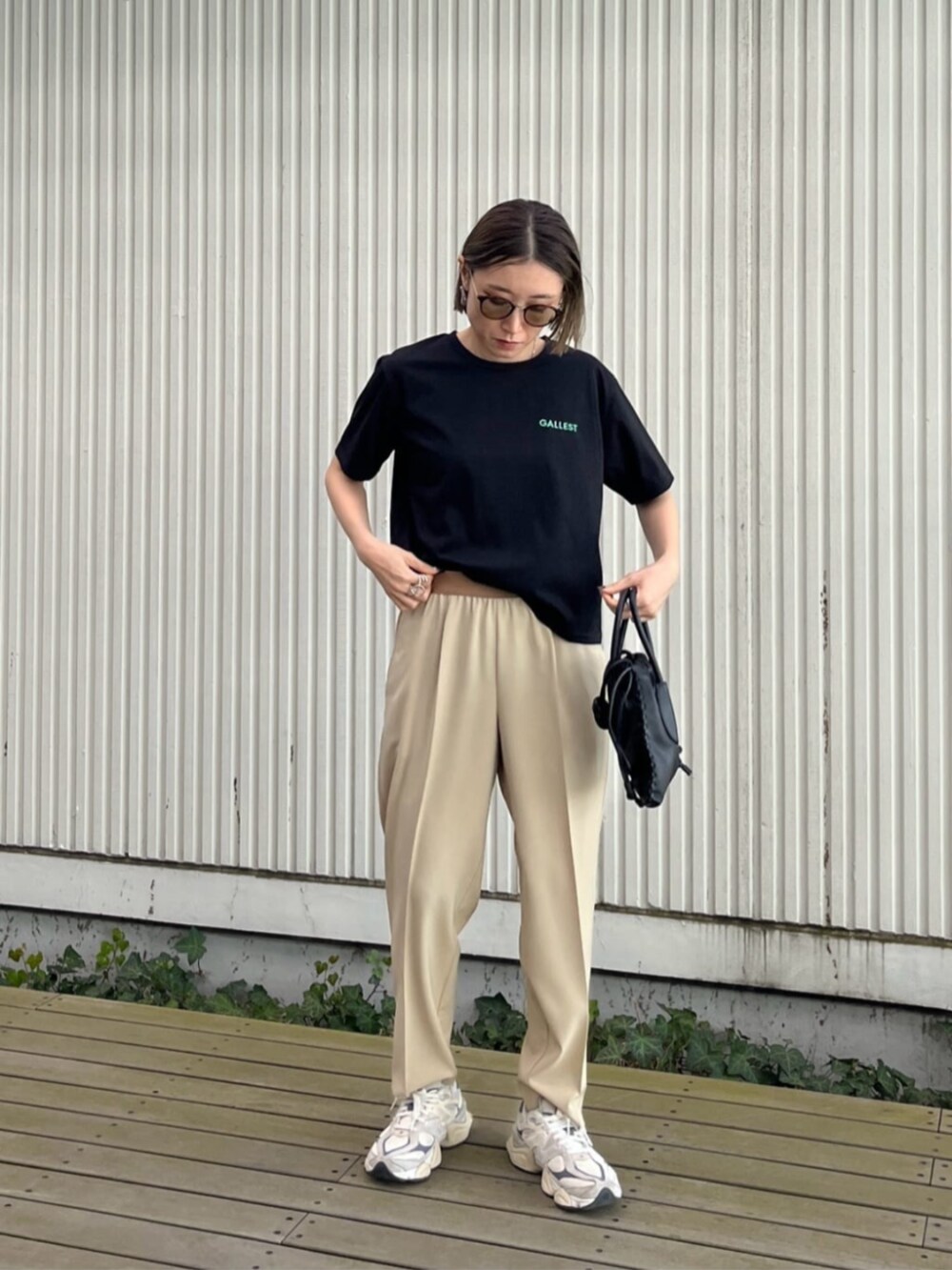 ホワイト系のブルゾン、ベージュ系のその他パンツ、ブラック系のTシャツ/カットソーを着用したレディースの春コーディネートの5枚目の写真