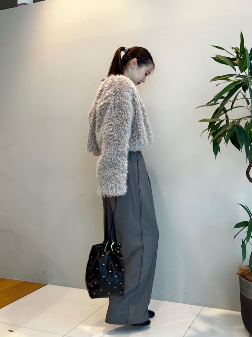 グレー系のノーカラージャケット、ブラック系のTシャツ/カットソー、グレー系のその他パンツを着用したレディースの秋コーディネートの2枚目の写真