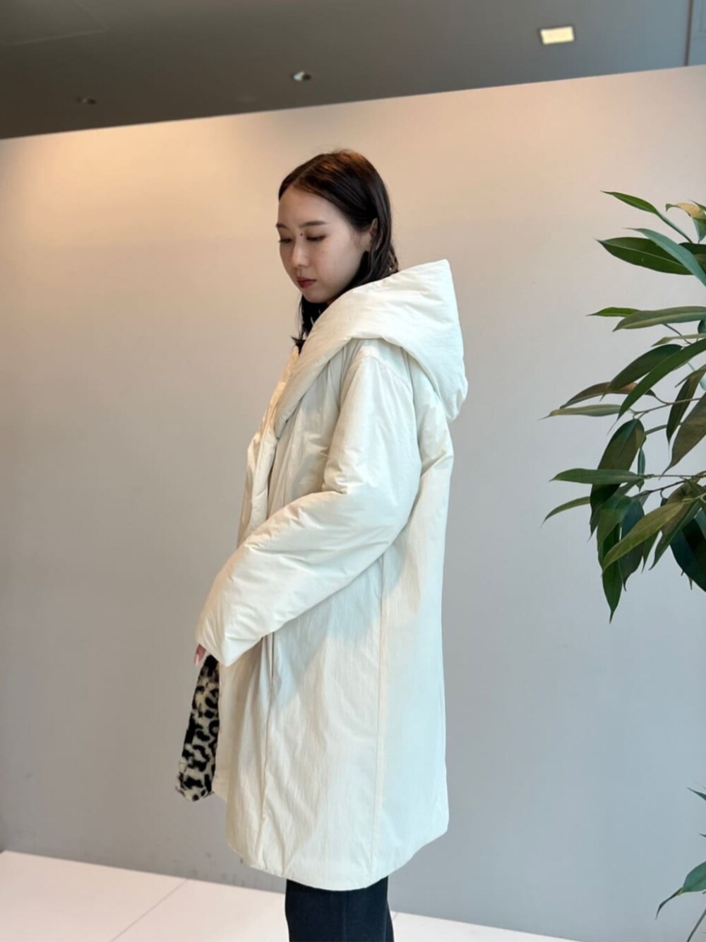 ホワイト系のその他アウター、グレー系のニット/セーター、グレー系のその他パンツを着用したレディースの秋コーディネートの3枚目の写真