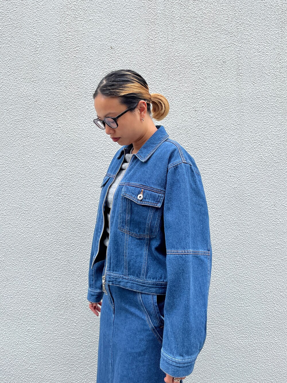 グレー系のTシャツ/カットソーを着用したレディースの秋コーディネートの6枚目の写真