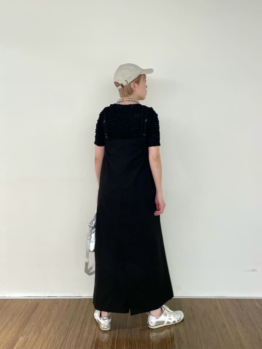 シルバー系のハンドバッグ、ブラック系のTシャツ/カットソー、ブラック系のワンピースを着用したレディースの春コーディネートの3枚目の写真