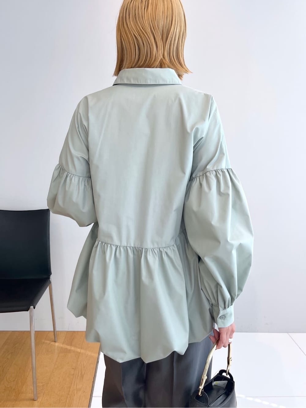 ブラック系のベスト、グリーン系のシャツ/ブラウス、グレー系のその他パンツを着用したレディースの冬コーディネートの9枚目の写真