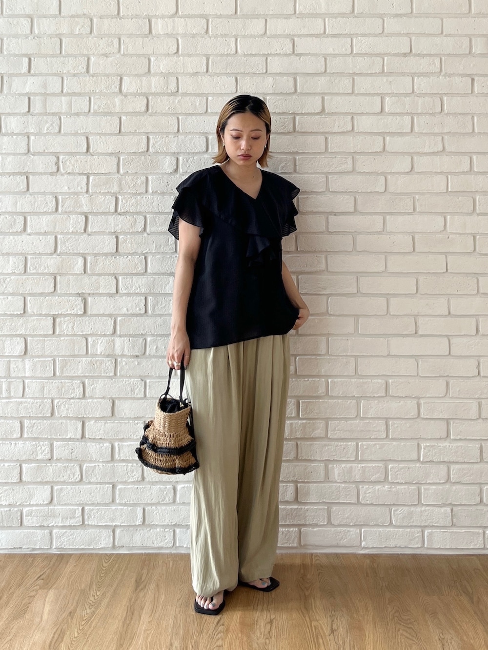 ブラック系のシャツ/ブラウス、グリーン系のその他パンツ、ベージュ系のハンドバッグを着用したレディースの夏コーディネートの8枚目の写真
