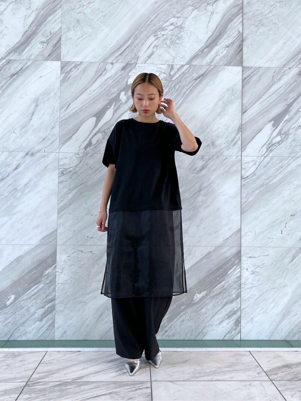 ブラック系のTシャツ/カットソー、ブラック系のその他パンツを着用したレディースの夏コーディネートの8枚目の写真