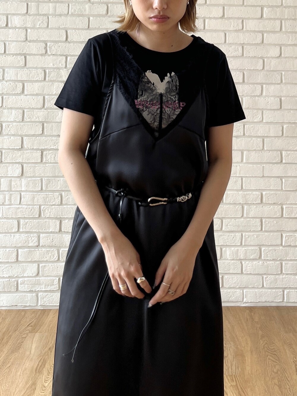 ブラック系のワンピース、ブラック系のTシャツ/カットソー、ブラック系のその他パンツを着用したレディースの夏コーディネートの5枚目の写真