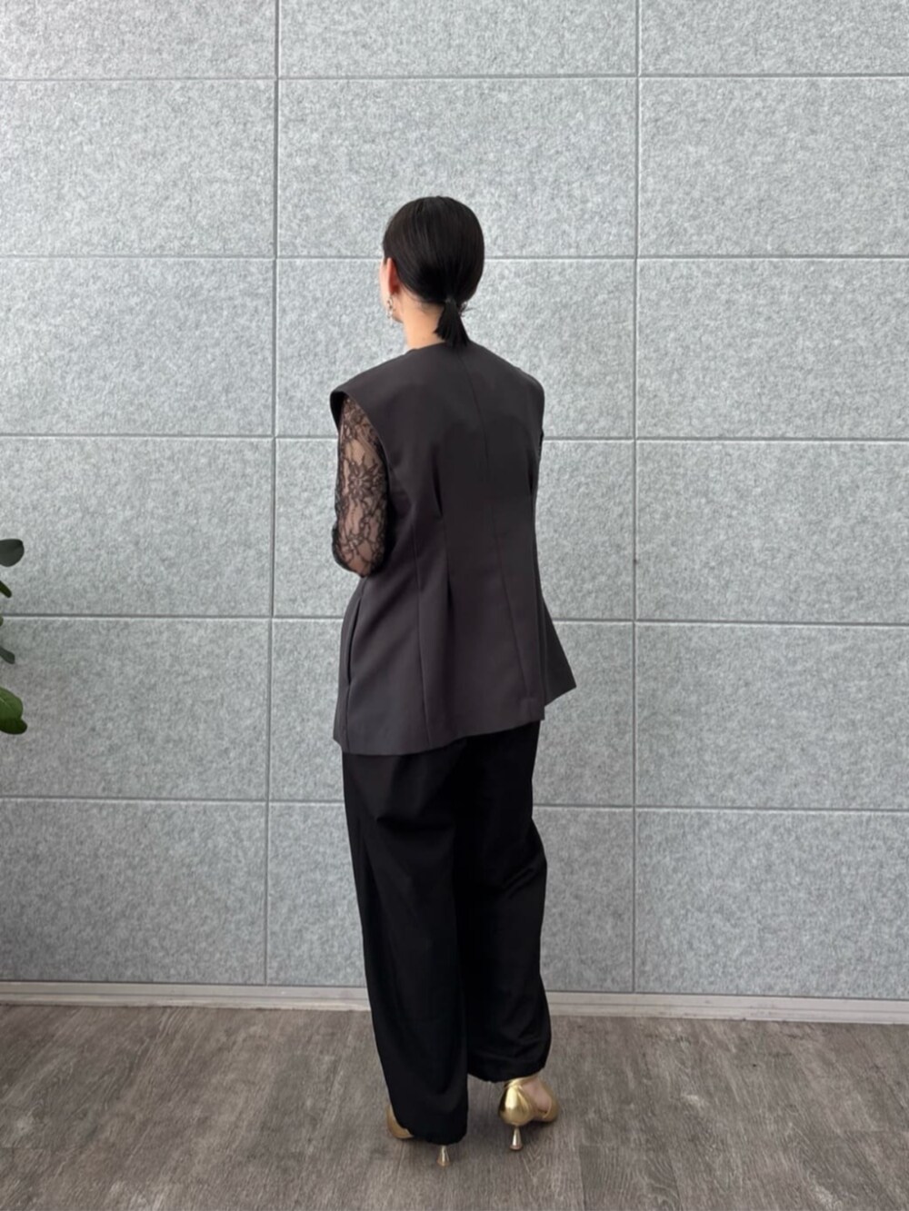 ブラック系のTシャツ/カットソー、グレー系のノーカラージャケット、ブラック系のその他パンツを着用したレディースの夏コーディネートの5枚目の写真