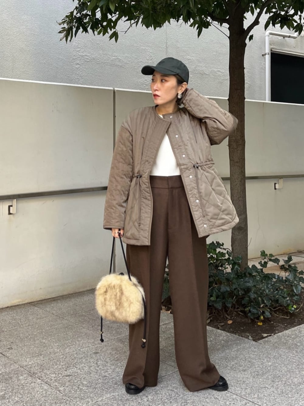 ブラウン系のその他パンツ、グリーン系のその他アウター、ホワイト系のニット/セーターを着用したレディースの冬コーディネートの3枚目の写真