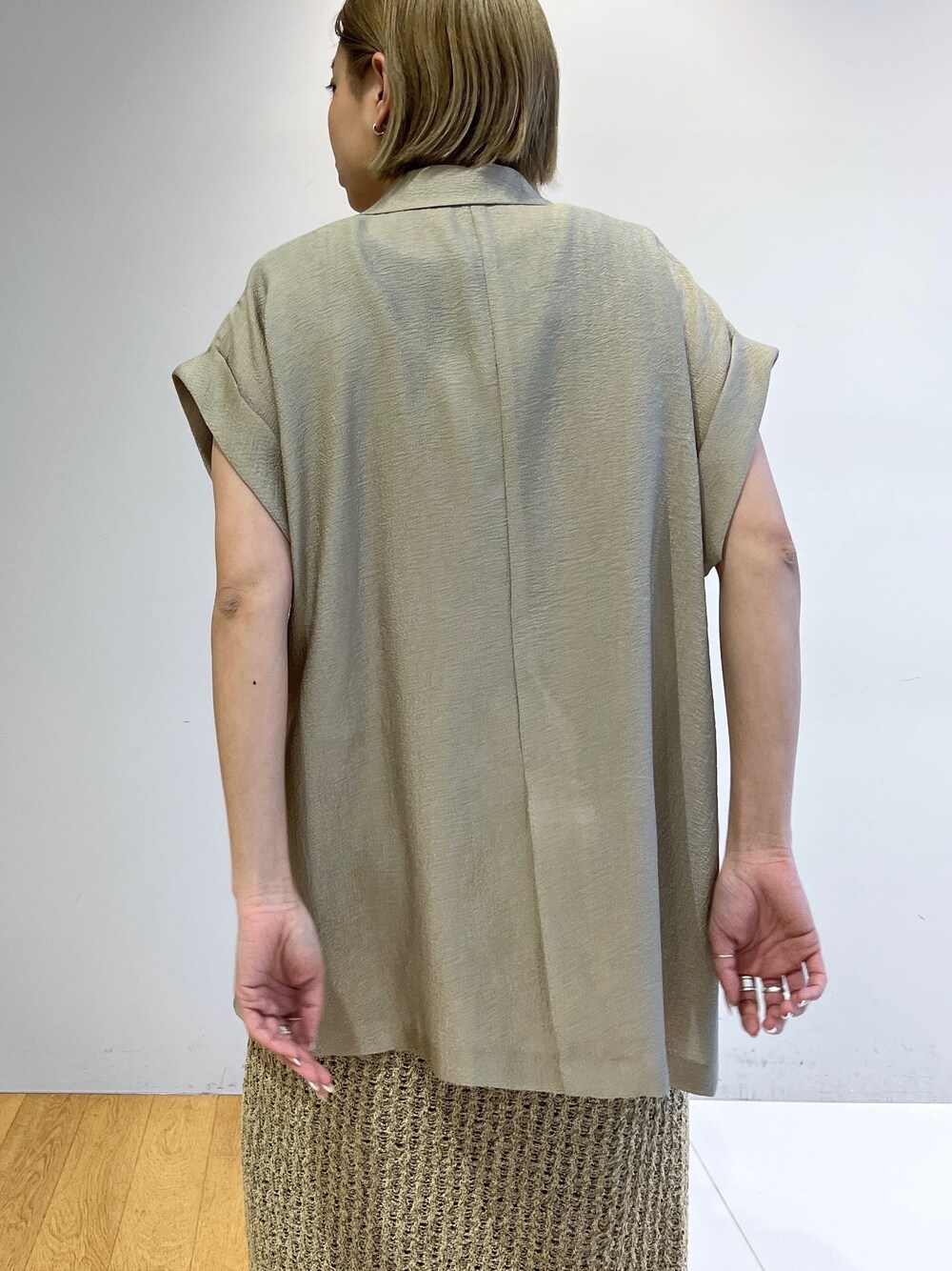 イエロー系のワンピース、ブルー系のデニムパンツ、ブルー系のサンダルを着用したレディースの春コーディネートの8枚目の写真