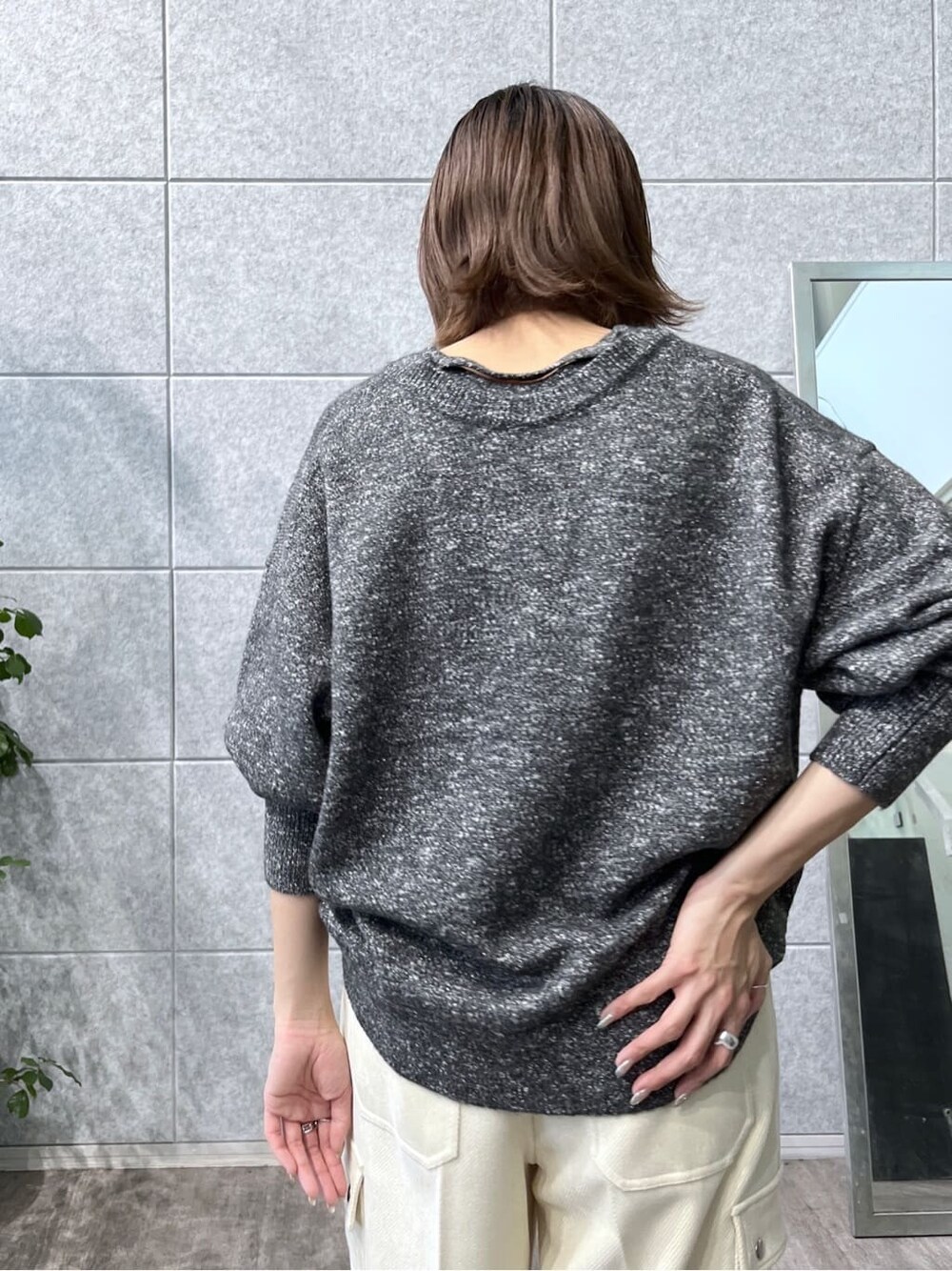 ブラック系のニット/セーター、ホワイト系のその他パンツ、ブラック系のブルゾンを着用したレディースの秋コーディネートの8枚目の写真