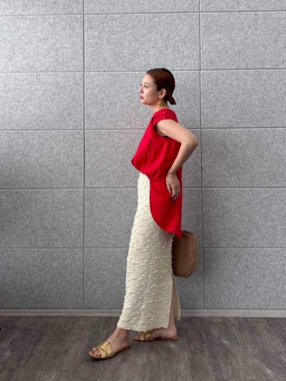 ホワイト系のスカート、レッド系のTシャツ/カットソーを着用したレディースの夏コーディネートの2枚目の写真