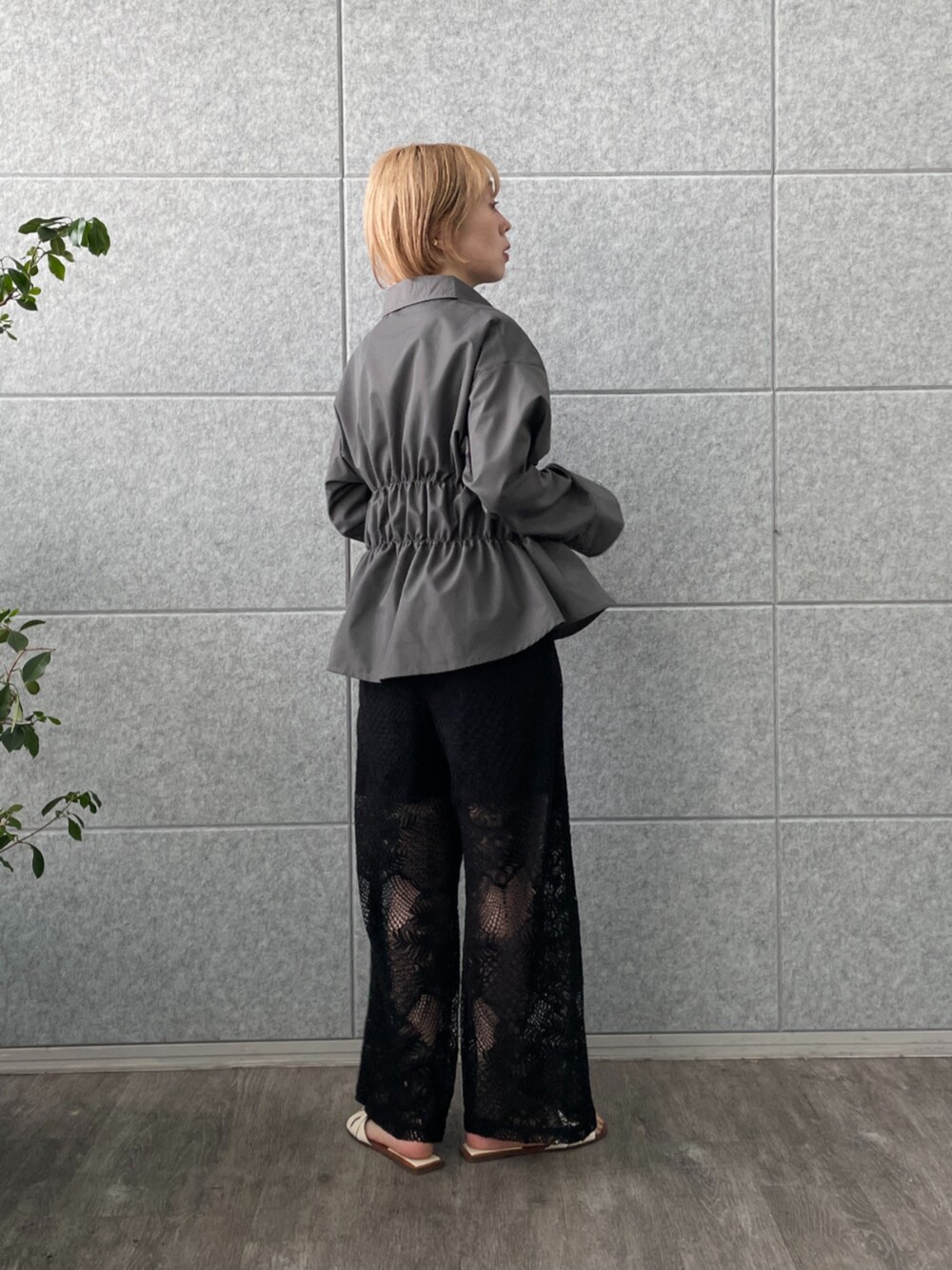 グレー系のシャツ/ブラウスを着用したレディースの春コーディネートの2枚目の写真