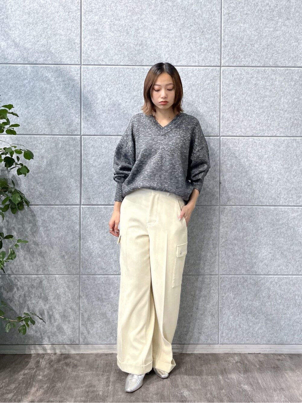 ブラック系のニット/セーター、ホワイト系のその他パンツ、ブラック系のブルゾンを着用したレディースの秋コーディネートの9枚目の写真
