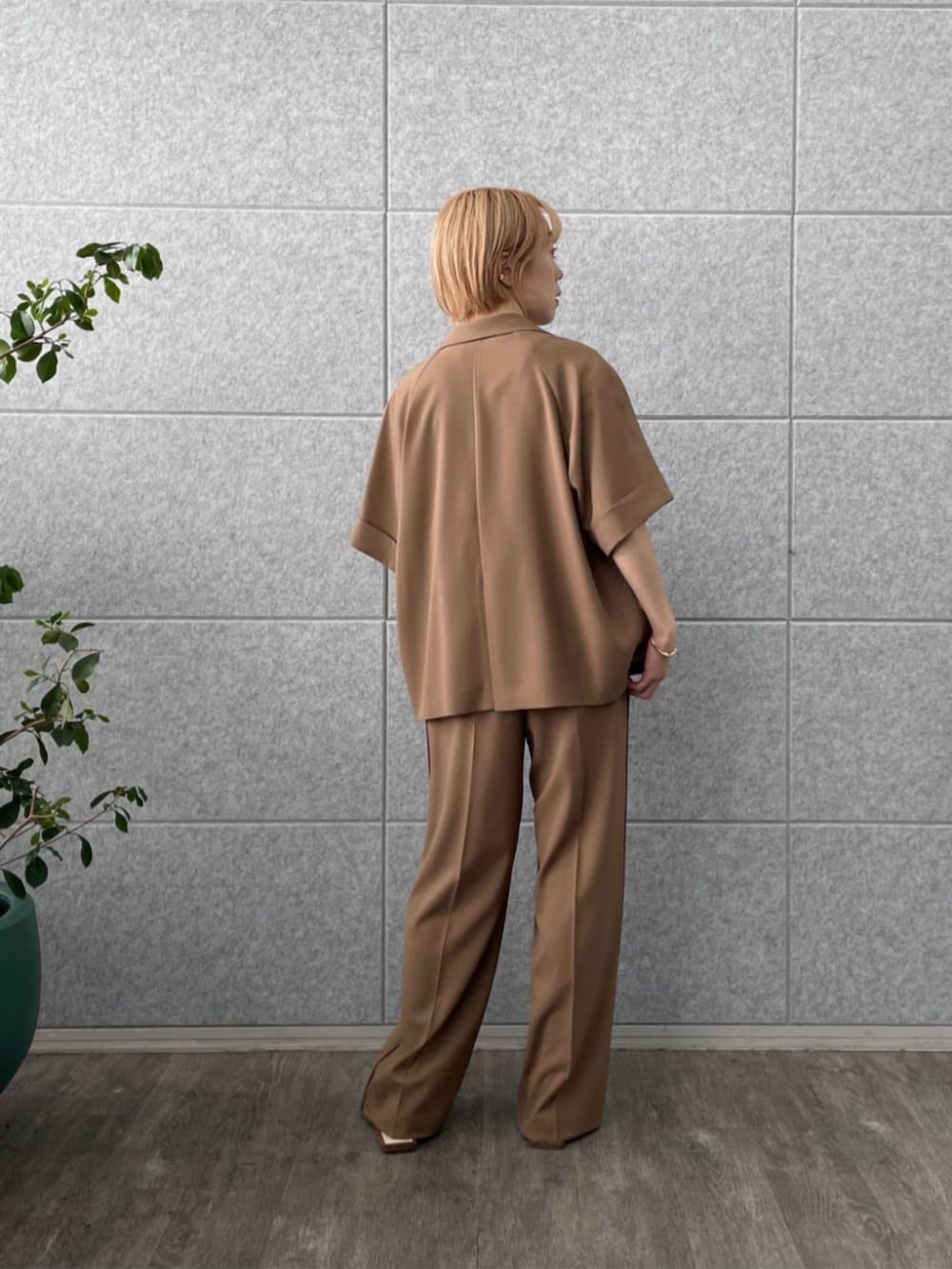 イエロー系のテーラードジャケット、ホワイト系のTシャツ/カットソー、イエロー系のその他パンツを着用したレディースの夏コーディネートの3枚目の写真