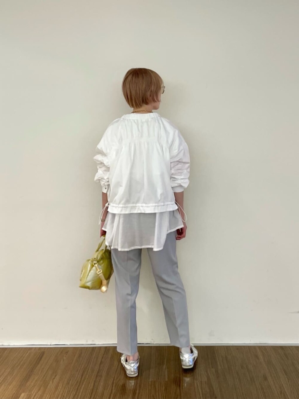ホワイト系のブルゾン、ホワイト系のTシャツ/カットソー、グレー系のその他パンツを着用したレディースの春コーディネートの4枚目の写真