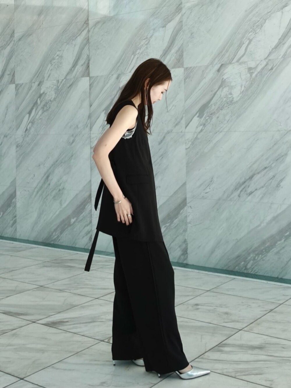 ブラック系のその他パンツ、ブラック系のベストを着用したレディースの春コーディネートの2枚目の写真