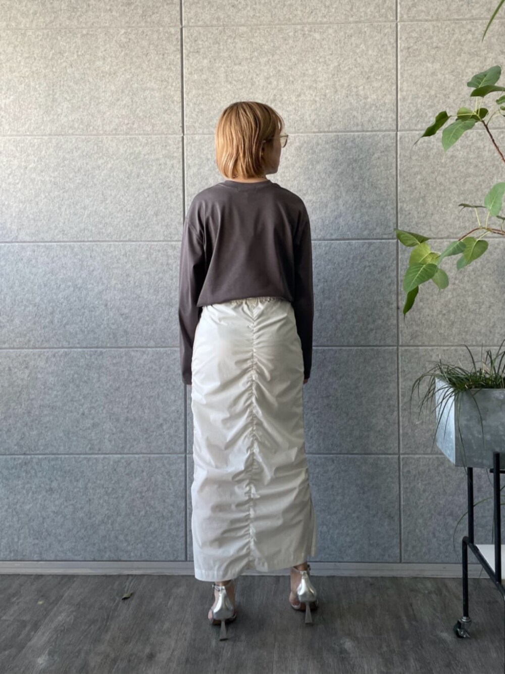 「春夏コーデ、休日スタイル、お出かけコーデ、ロンT、ロンTコーデ、タイトスカート、タイトスカートコーデ、プリントT、160cm台コーデ、160cm」｜「GALLESTのシャーリングナイロンスカート（スカート、ホワイト系）」を使った、GALLEST  OFFICIALさん（レディース・160cm）の春コーディネートの3枚目の写真