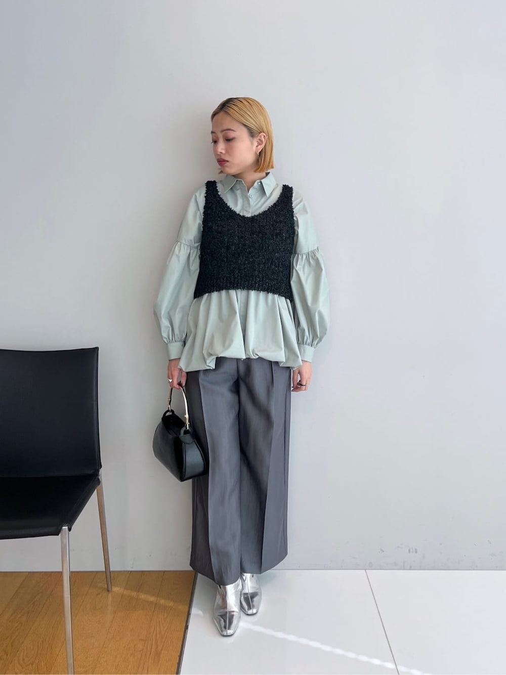 ブラック系のベスト、グリーン系のシャツ/ブラウス、グレー系のその他パンツを着用したレディースの冬コーディネートの10枚目の写真
