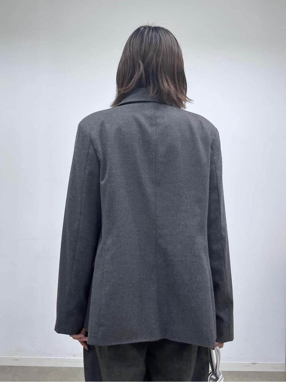 グレー系のテーラードジャケット、グレー系のTシャツ/カットソー、グレー系のその他パンツを着用したレディースの秋コーディネートの8枚目の写真