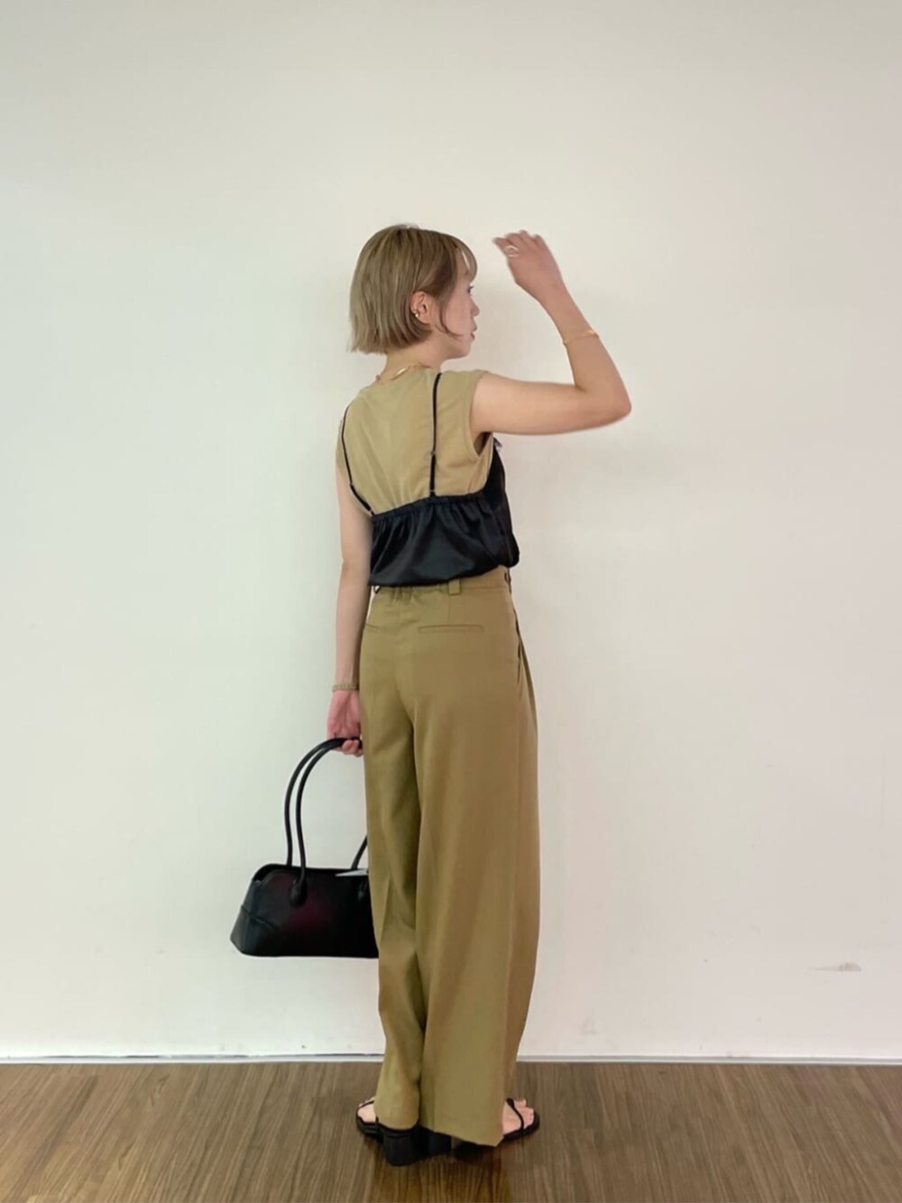 イエロー系のその他パンツ、ブラック系のTシャツ/カットソーを着用したレディースの夏コーディネートの5枚目の写真