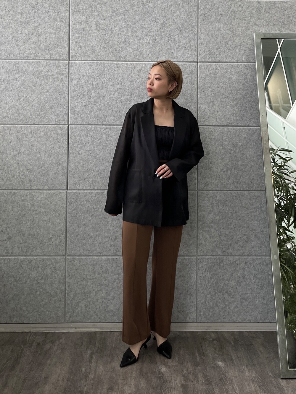 ブラウン系のその他パンツ、ブラック系のシャツ/ブラウス、ブラック系のテーラードジャケットを着用したレディースの春コーディネートの10枚目の写真