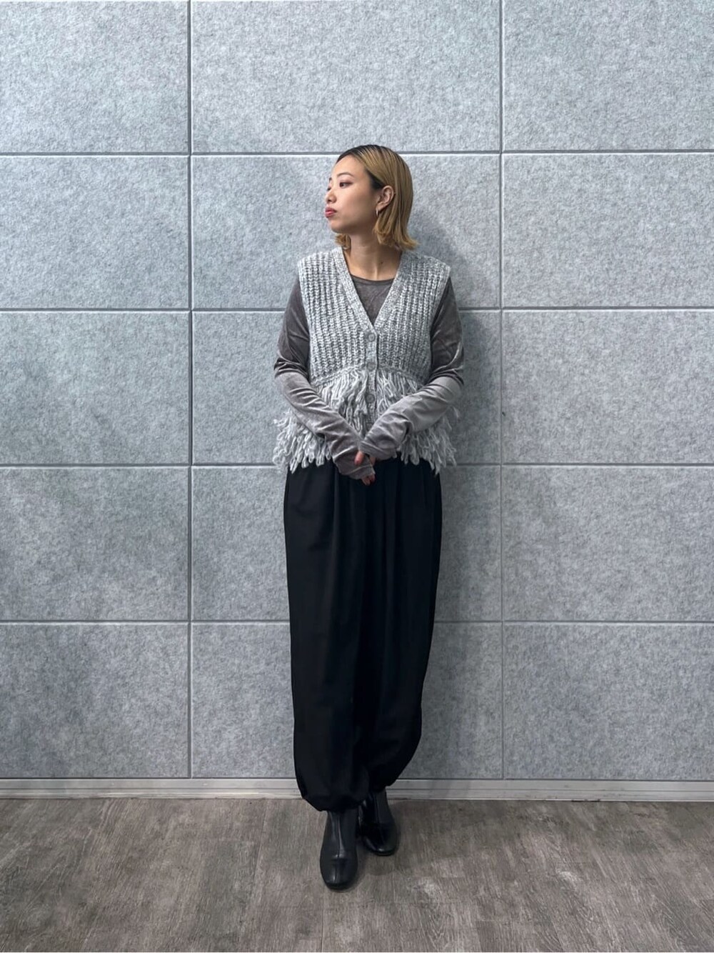 グレー系のTシャツ/カットソー、ブラック系のその他パンツを着用したレディースの秋コーディネートの2枚目の写真