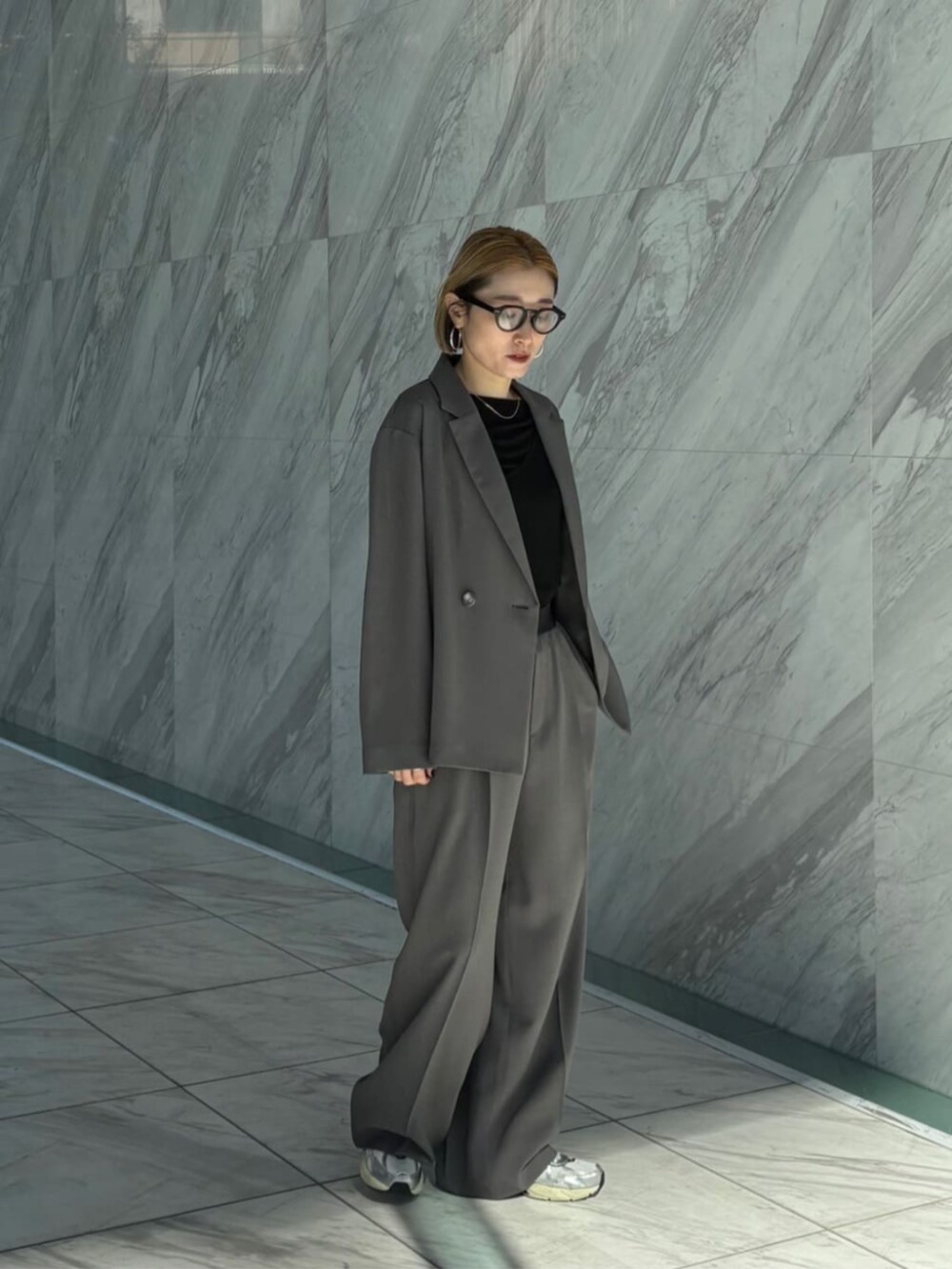 グレー系のその他パンツ、グレー系のテーラードジャケット、ブラック系のTシャツ/カットソーを着用したレディースの春コーディネートの5枚目の写真