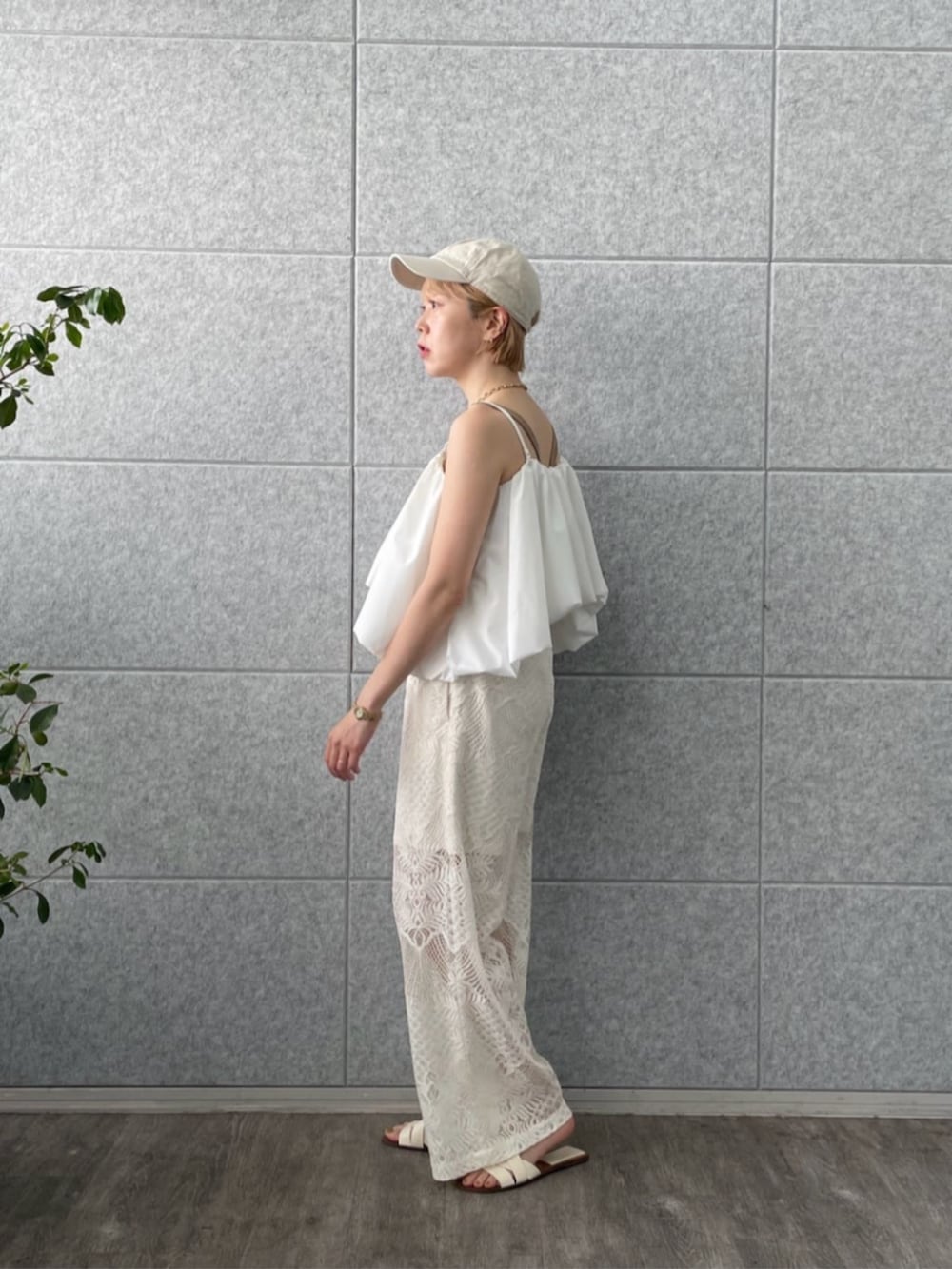 ホワイト系のその他パンツ、ホワイト系のシャツ/ブラウスを着用したレディースの夏コーディネートの2枚目の写真