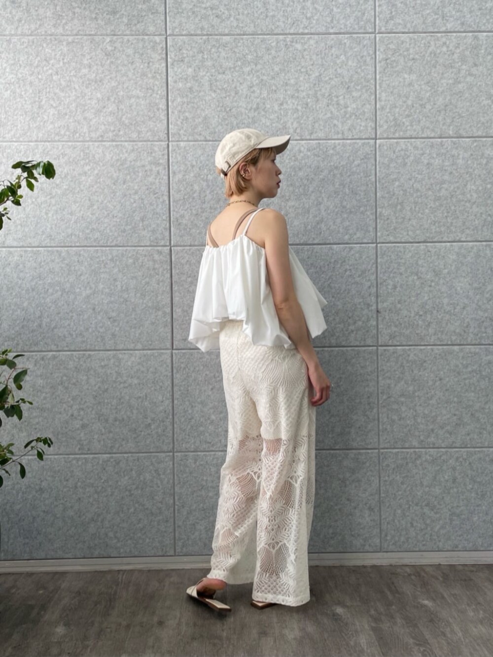 ホワイト系のその他パンツ、ホワイト系のシャツ/ブラウスを着用したレディースの夏コーディネートの3枚目の写真