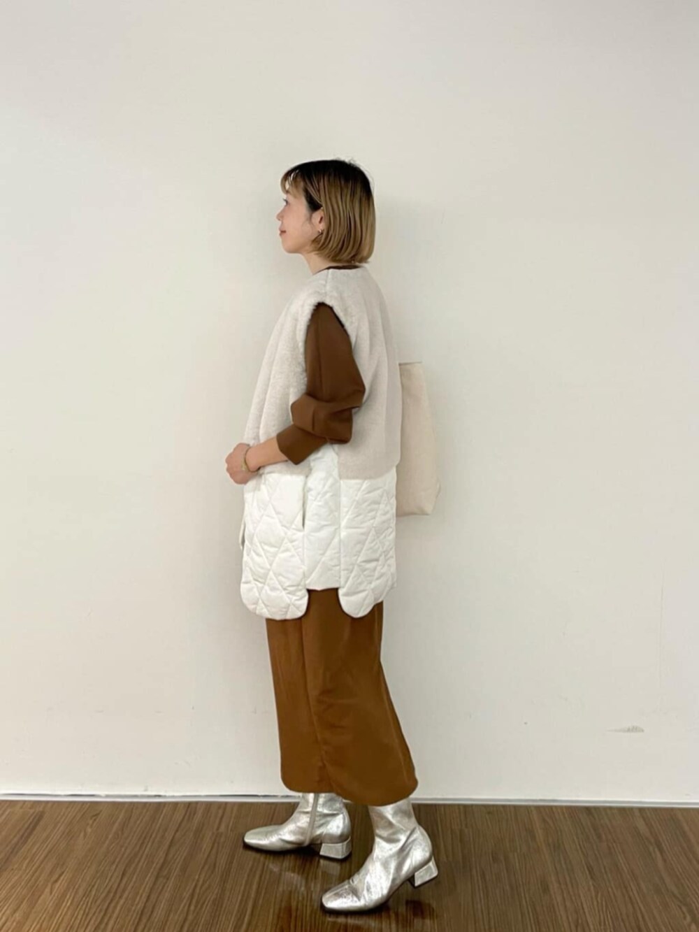 ブラウン系のワンピース、ホワイト系のその他アウター、ホワイト系のトートバッグを着用したレディースの秋コーディネートの2枚目の写真