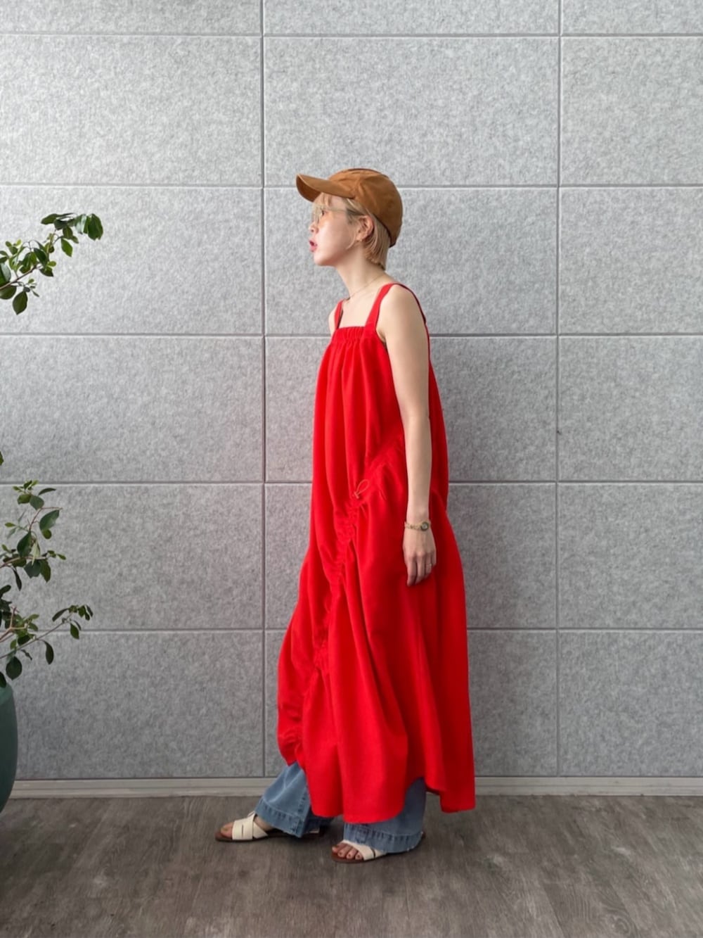 ブルー系のデニムパンツ、レッド系のワンピースを着用したレディースの夏コーディネートの4枚目の写真